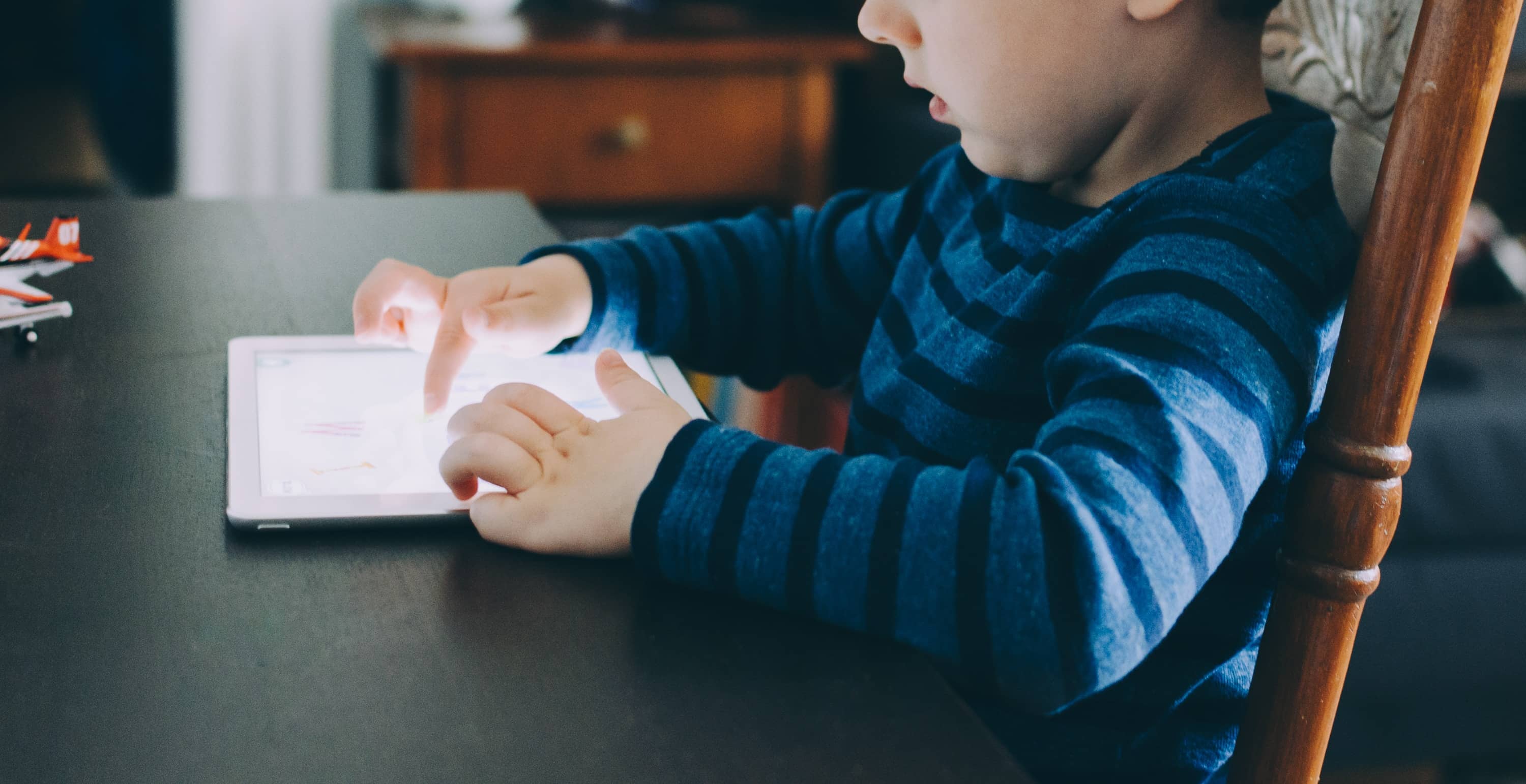 Enfant en face d'un écran bleu