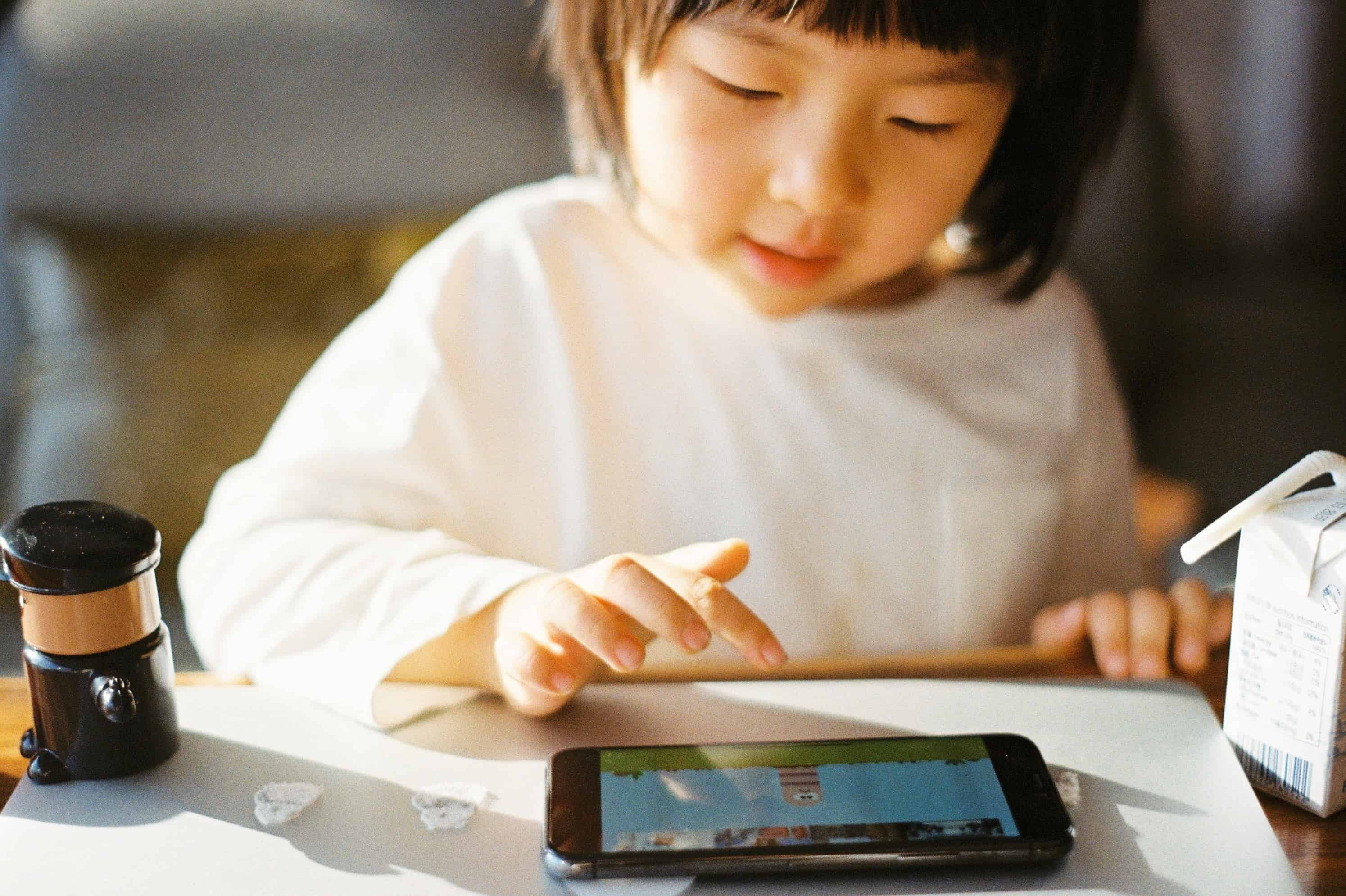 Enfant qui joue sur un téléphone