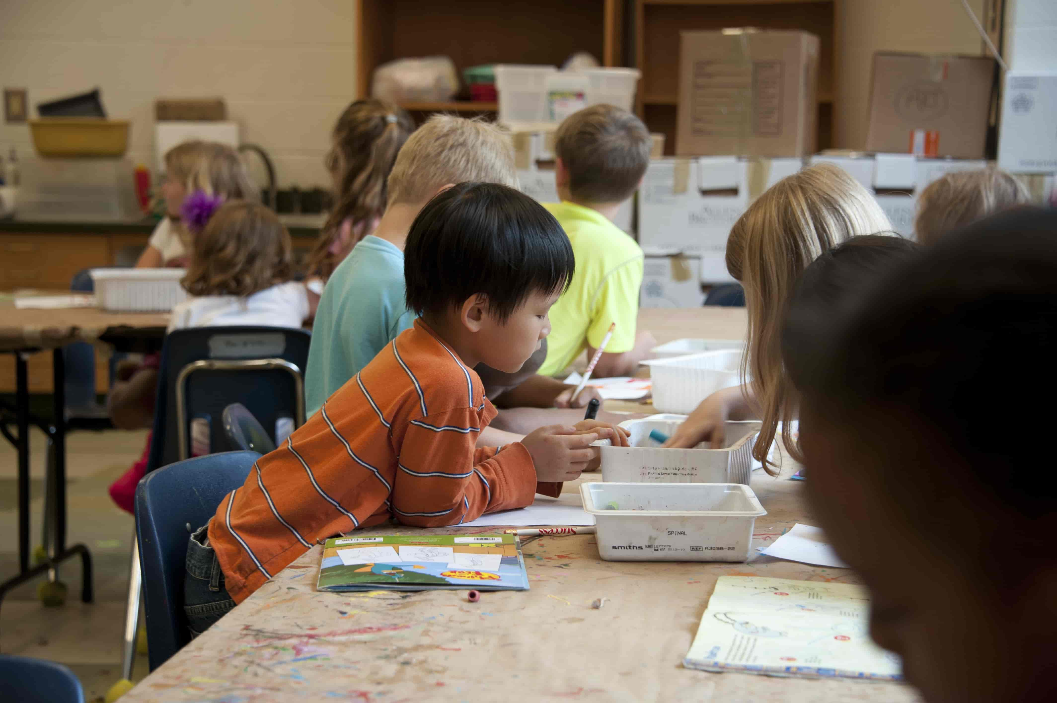 groupe d'enfants qui font une activité manuelle