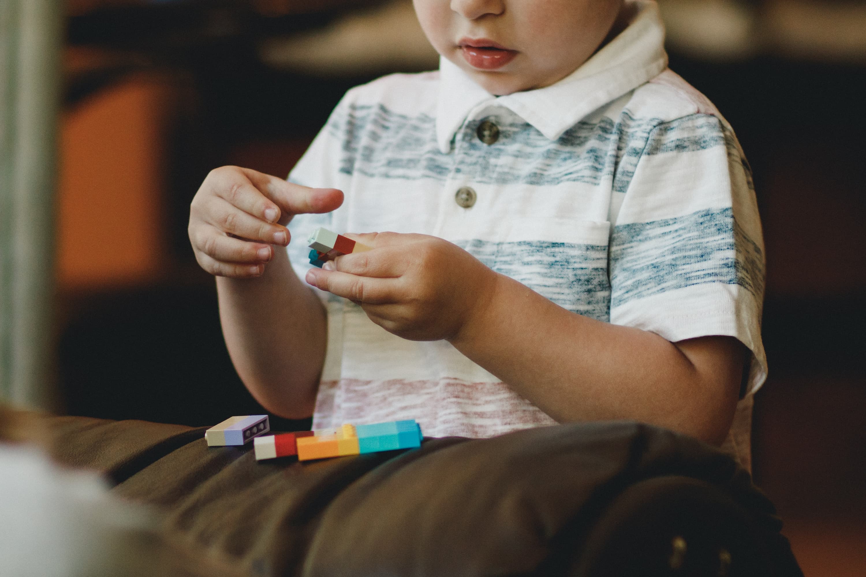 caleb woods enfant en train de jouer